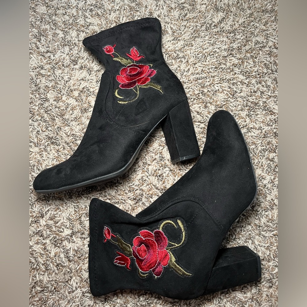 Embroidered Rose Boots 9.5 Women’s